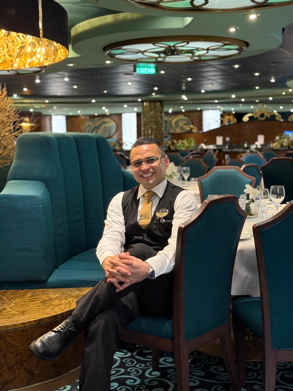Tripulante de servicio a bordo de un crucero