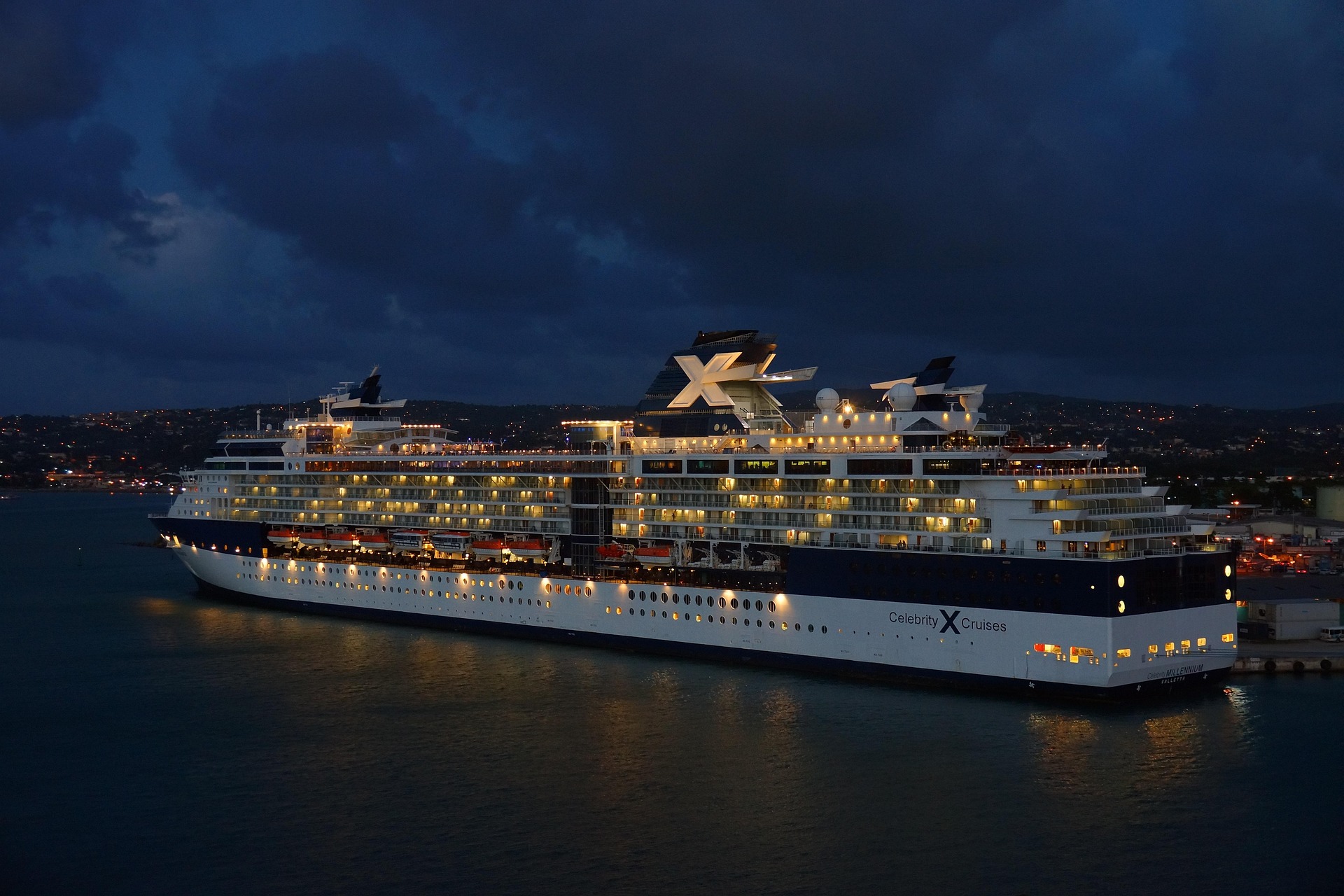 Buque de crucero en puerto